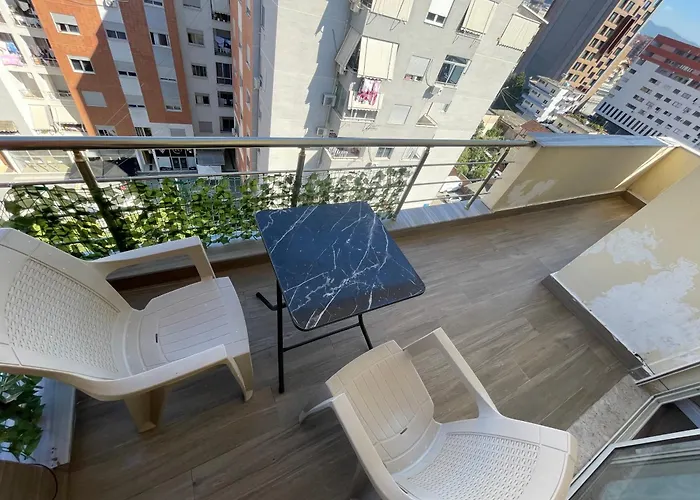 公寓 Spacious With Balcony Yzberishti