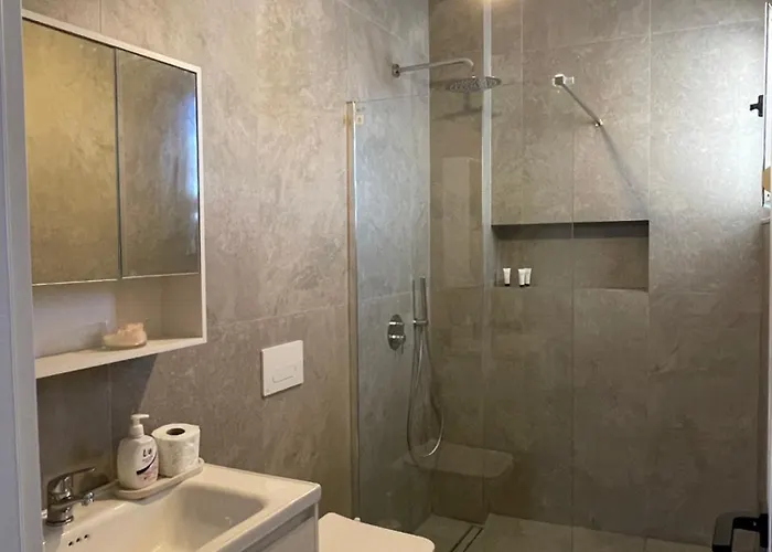 Spacious With Balcony 公寓