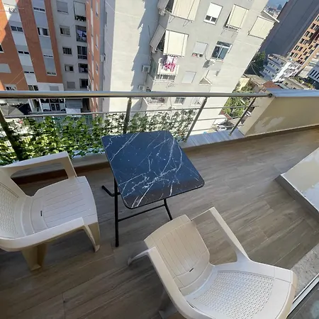 Daire Spacious With Balcony Yzberishti