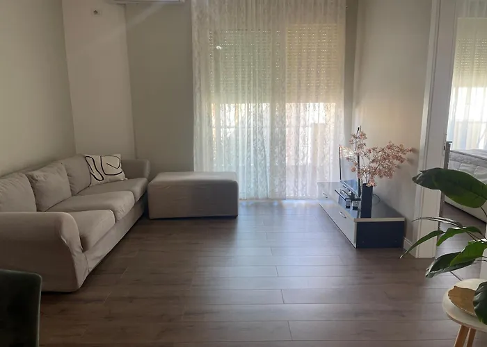 Daire Spacious With Balcony Yzberishti